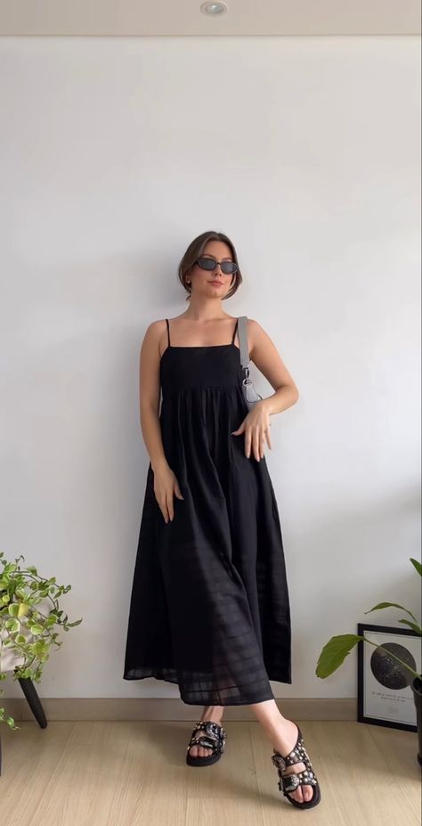 Tattoo Outfit Style, Black Dress Aesthetic Casual, Loose Flowy Outfits, Summer Outfits All Black, Midsize Dress Outfit, Modest Fashion Outfits Summer, Summer Outfits Midsize Women, Linen Style Fashion, Mahabaleshwar