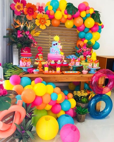 Hawaian Party Decor, Birthday Decorations Pool Party, Beach Party Decorations Indoor, Tropical Bday Party, Neon Summer Party, Pool Party Ideas Decoration, Tropical Pool Party Ideas, Tropical Bday Party Ideas, Aniversario Pool Party