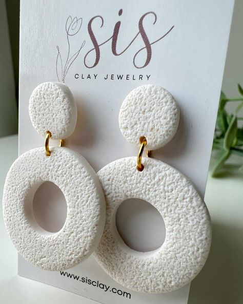 Vogue earrings and all its colors . What’s your favorite one? Limestone Texture, White Clay Earrings, White Polymer Clay Earrings, Donut Shape, Clay Texture, Polymer Clay Jewelry Diy, Clay Jewelry Diy, Diy Creative Crafts, White Clay