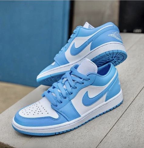 Jordans Women Outfit, Jordan 1 Black Toe, Air Jordan 1 Low Unc, Jordan 1 Low Unc, Jordan Shoes For Women, Jordans Outfit, Nike Sneakers Outfit, Trends Shoes, Outfit Nike