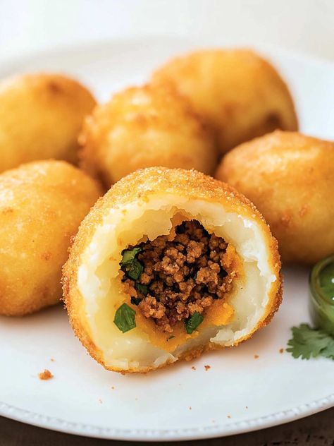 Crispy Colombian papas rellenas stuffed with delicious, sauteed ground beef seasoned with warm spices and Colombian hogao. South American Food, Colombian Desserts, Colombia Food, Colombian Dishes, Colombian Cuisine, Ground Beef Seasoning, Stuffed Potatoes, American Snacks, Cilantro Lime Sauce