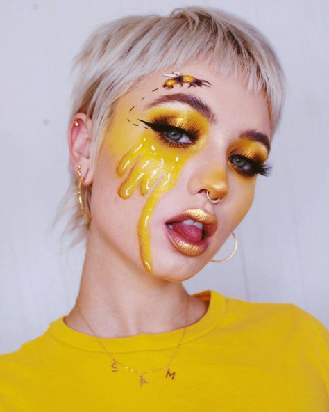 🍯honey bee🐝 Inspired by @jenaphermoore drawing of honey all over her face + @abbyrobertsartistry bee look!! Rly pleased w how this look… Bee Makeup, Fantasy Make-up, Eyeshadow Designs, Halloween Make-up Looks, Make Up Designs, Yellow Makeup, Face Art Makeup, Character Makeup, Creative Eye Makeup