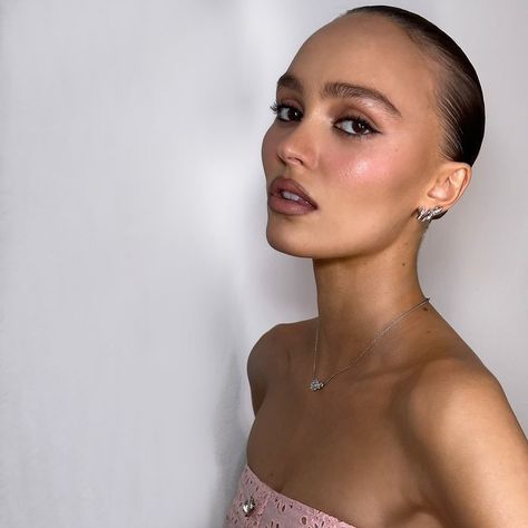 @lilyrose_depp Sultry Makeup, Rose Makeup, Swag Makeup, Vanessa Paradis, Winter Makeup, Chanel Makeup, Rose Hair, Lily Rose Depp, Glam Looks