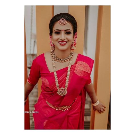 Kerala Hindu Bride Simple Look, Simple Hindu Bride Kerala, Simple South Indian Bride, Hindu Bride Hairstyle, Guruvayur Wedding, Mallu Wedding, Kerala Hindu Bride, Royal Saree, Red Saree Wedding