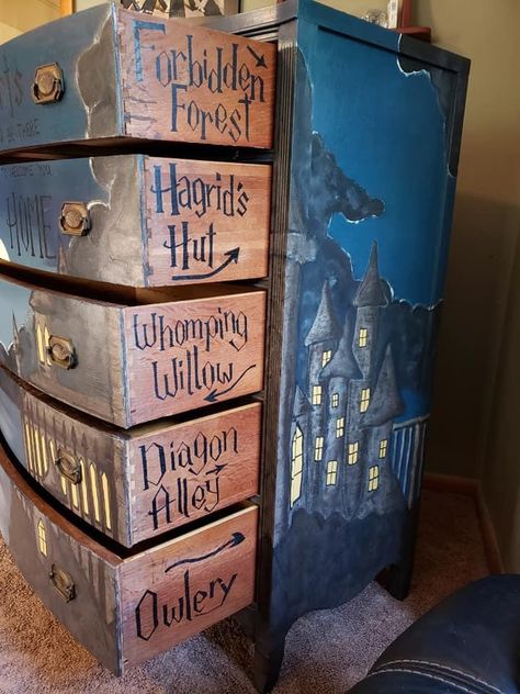 Harry Potter Closet Under The Stairs, Harry Potter Dresser Diy, Harry Potter Furniture Ideas, Harry Potter Craft Ideas, Harry Potter Dresser, Gryffindor Aesthetics, Harry Potter Furniture, Harry Potter Closet, Hogwarts Bedroom