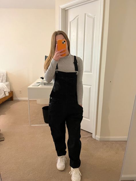 Goth Overalls Outfit, Black Overalls Outfit Winter, Black Overalls Outfit Fall, Overalls Outfit Long, Oversized Overalls Outfit, Fall Overalls Outfit, Overalls Fall Outfits, Overalls Outfit Fall, Overalls Outfit Winter