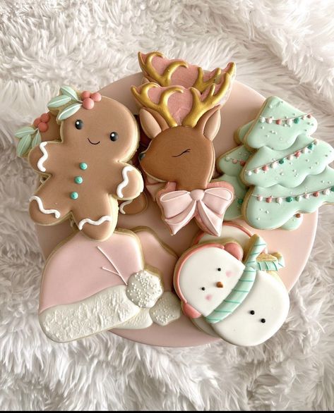 Galletas Aesthetic, Royal Cookies, Christmas Sugar Cookies Decorated, Cooking Decorating, Candy Land Christmas Theme, Cookie Decorating Party, Cookie Boxes, Cookies Ideas, Christmas Tree Cookies