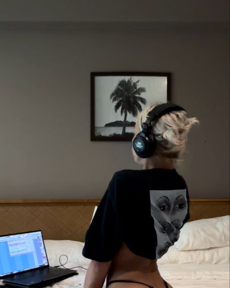 #blonded #style #lyfestyle #australiangirl #music #flstudio #beats #beachvibes #islandvibes Beats Headphones Outfit, Headphones Outfit, Headphone Outfit, Island Vibes, Beats Headphones, Headphones, Music