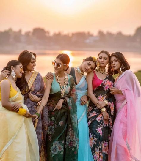 Onam Saree Group Photo, Traditional Group Photoshoot, Onam Photoshoot Ideas With Friends, Traditional Group Poses, Saree Group Poses, Group Saree Poses, Saree Poses With Friends, Onam Photoshoot Ideas, Sisters Photography Poses