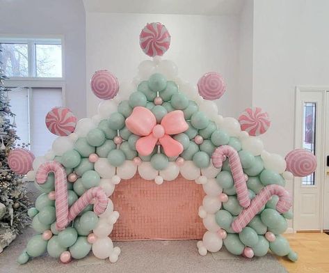 Pink And Green Winter Wonderland, Candy House Christmas Decorations, Nutcracker Balloon Garland, Pink Christmas Balloons, Gingerbread House Balloons, Pastel Christmas Party, Balloon Gingerbread House, Pink And Green Christmas Decor, Pink And Mint Christmas