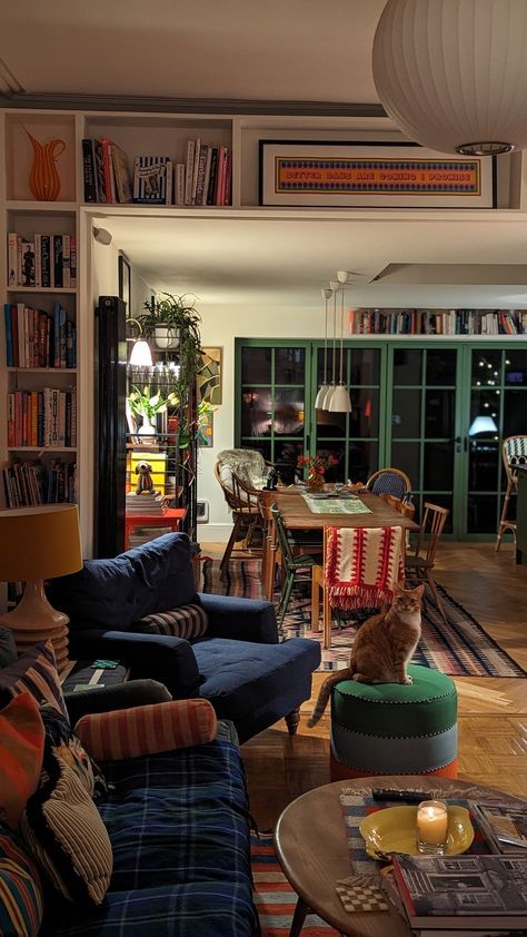 Vintage Small House Interior, Simple Maximalist Living Room, Friends Living Room Aesthetic, Parents House Aesthetic, Cozy Living Room At Night, Simple Colorful Decor, 70s Home Interior Design, San Francisco Townhouse Interior, Global Eclectic Living Room