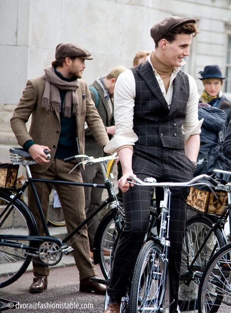 Fashionistable: Out and about....Tweed Run 2013 Vintage Rascal. Love! Vintage British Outfits Men, Vintage Tweed Suit, Mens Tweed Suit Vintage, Victorian Cycling Outfit, Goodwood Revival Fashion, Vintage Men Style, Tweed Ride, Tweed Men, Boy Bike