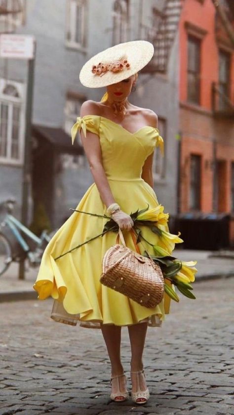 40s Mode, Idda Van Munster, Look Retro, Vestidos Vintage, Vintage Models, Yellow Fashion, 50s Fashion, Vintage Glamour, 1950s Fashion