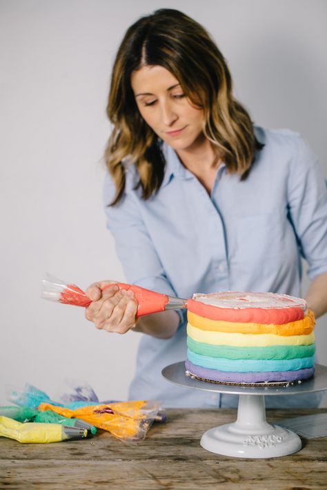 DIY Rainbow Surprise Cake | fun birthday cake ideas | rainbow cake recipes | surprise cake recipe | DIY cakes | homemade birthday cakes | how to make a rainbow cake | cake tutorials || JennyCookies.com #stpatricksday #cakerecipes #funcakes #rainbowcake #jennycookies Cake Ideas Rainbow, Fun Birthday Cake Ideas, Rainbow Icing, Rainbow Cake Recipe, Diy Cakes, Gold Treasure, Jenny Cookies, Surprise Cake, Friends Cake