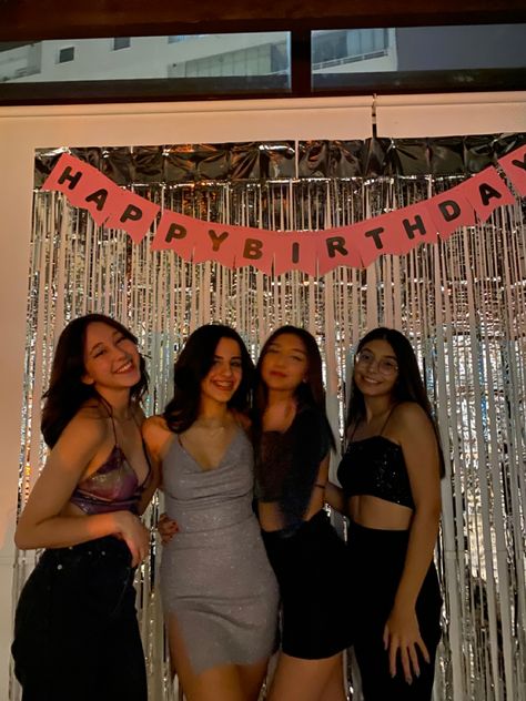 Aesthetic Birthday Pics With Friends, Seventeen Birthday, Seventeenth Birthday, Sweet 16 Photos, Birthday Morning, Glow Birthday Party, 17th Birthday Ideas, Birthday Shots, Glow Birthday