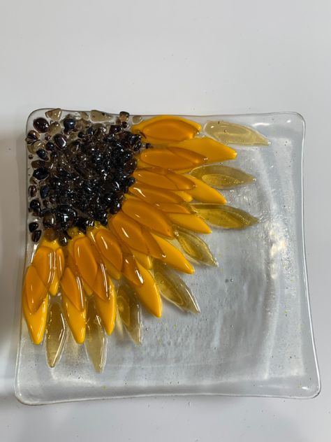 Fused Glass Sunflowers Art, Sunflower Glass Art, Sunflower Fused Glass Ideas, Simple Fused Glass Ideas, Fused Glass Sunflower, Fused Glass Art Ideas For Beginners, Glass Fusion Ideas Simple, Fused Glass Ideas For Beginners, Glasfusing Ideas