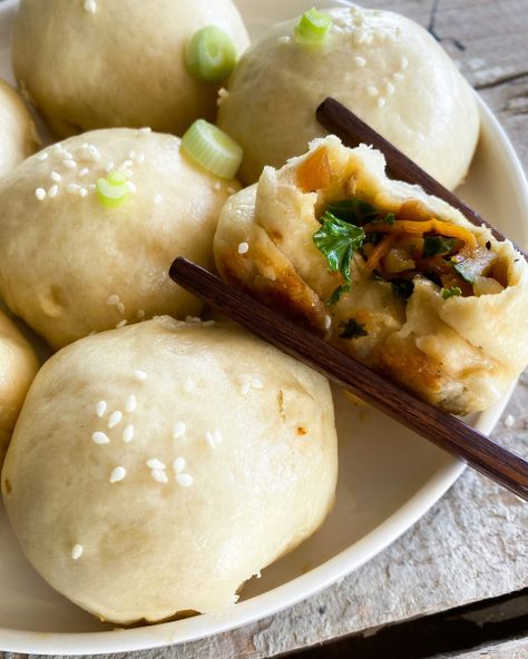 Crispy bottom veggie bao buns - another healthy recipe by Familicious Soy Sauce Stir Fry, Sweet Chili Dipping Sauce, Crispy Eggplant, Buns Recipe, Bao Buns, Dipping Sauces, Lime Sauce, Stir Fry Sauce, Bun Recipe