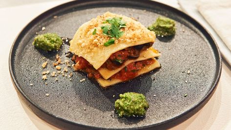 Offene Lasagne mit Puttanesca-Soße, Pesto und Panko-Crunch Pesto