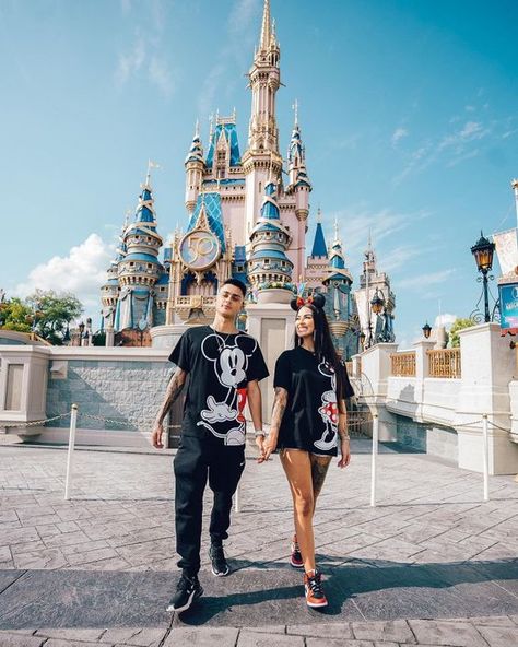 Disneyland Couples Outfits, Disneyland Couples Pictures, Disney Couple Outfits, Wear To Disney World, Disney Family Outfits, What To Wear To Disney, Disney Trip Outfits, Disney Outfits Women, Disney Themed Outfits