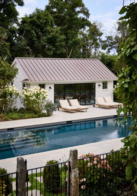 Cedar Shake Pool House, Garage Open To Backyard, Accessory Dwelling Unit Backyard Cottage, Small Pool House Ideas, Hamptons Style Pool, Pool Fence Ideas, Hamptons Pool, Small Pool House, Pool House Kitchen