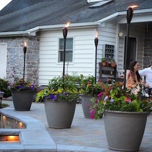 Balkon Decor, Diy Outdoor Lighting, Diy Outdoor Decor, Backyard Lighting, Outdoor Diy Projects, Patio Lighting, Outdoor Deck, Balcony Decor, Outdoor Landscaping