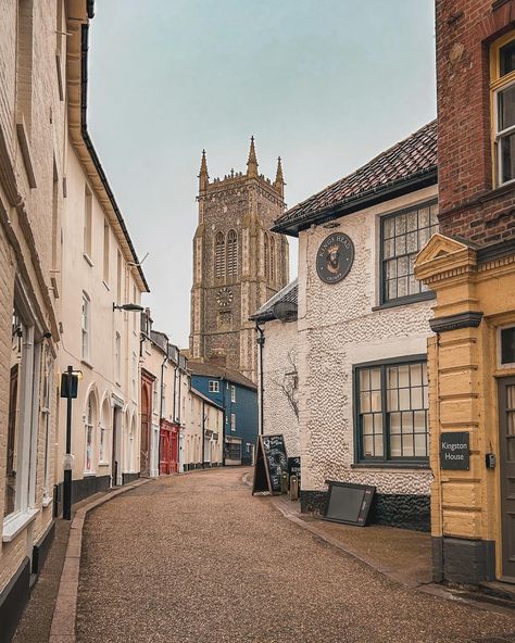 ‘The Gem of the Norfolk Coast’ is what the ancient fishing town of Cromer is known as. Set high up on windswept cliffs with narrow, passageways that wind down to the beach, old inns, an esplanade, a pier built in 1901 and famous for its crab 🦀 . , #fishingvillage #cromer #norfolk #visitengland fishing village #visitbritain #fortheloveoflanes #englishtown #iamatraveller north Norfolk #hiddengems Norfolk Aesthetic, North Norfolk, Norfolk Uk, Settle Norfolk, Hunstanton Norfolk, Cromer Norfolk, The Woman In Black, Norfolk Coast, Summer Picture Poses