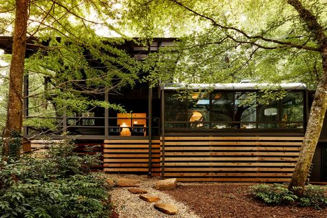 Modern Cabin In The Woods Exterior, Cabin Like Homes, Modern Houses In The Woods, Cabin House Aesthetic Exterior, Log Cabin Lake House Exterior, Modern Cabin Exterior Architecture, Log Cabin Aesthetic Exterior, Georgia Getaways, What Is Interior Design