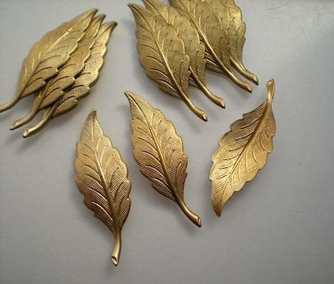 Single brass leaf Antique Gold Jewelry, Gold Diamond Jewelry, Leaf Nature, Brass Decor, Leaf Jewelry, Leaf Charms, Hair Ornaments, Brass Jewelry, Raw Brass