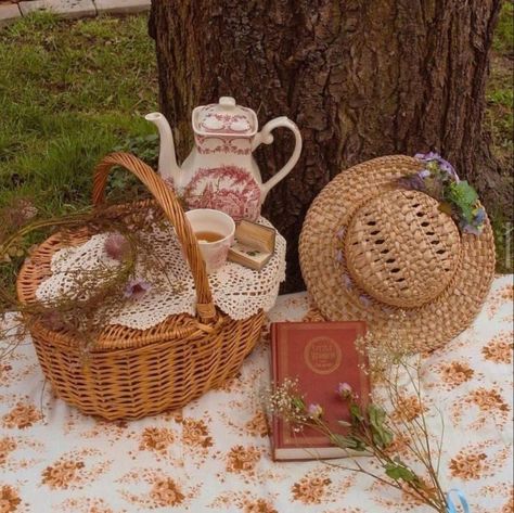 Picnic Inspiration, Cottage Aesthetic, Picnic Date, Cottage Core Aesthetic, Spring Aesthetic, Cottagecore Aesthetic, + Core + Aesthetic, Jolie Photo, Green Gables