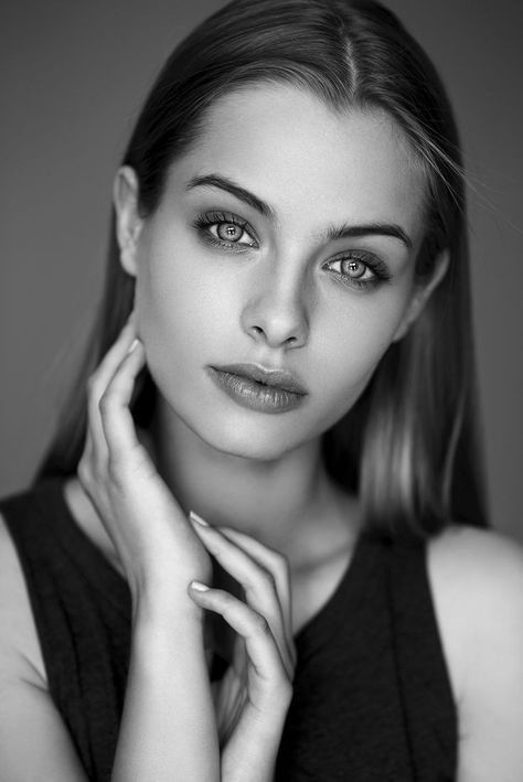 Monochrome Studio Photography, Poses With Hands On Face, Female Headshots, Portret Feminin, Female Portrait Poses, Mujeres Tattoo, Professional Headshots Women, Studio Headshots, Headshots Women