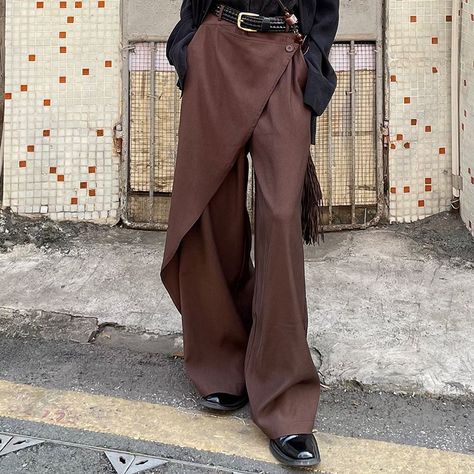 Italian Aesthetic Fashion, Homecoming Pants, Style Cargo Pants Women, Fashion Core, Draped Pants, Japanese Pants, How To Style Cargo Pants Women, Oversize Outfit, How To Style Cargo Pants