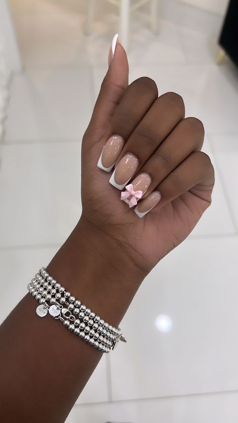 Short French Tip Acrylic Nails With Bow, Valentines Day Nails With Bows, French Nails With Bow Charm, Pink Bow French Tip Nails, Bow Acrylic Nails French Tip, Coquette Nails Short Square, French With Bow Nails, Mail Inspo French Tip, Shorties Nails French