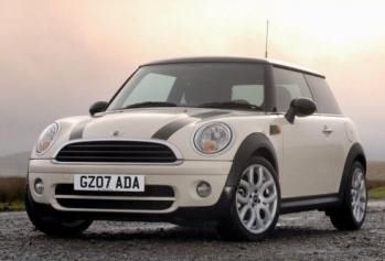 vendre Mini One in beige😱😱!!! Mini Cooper Pictures, White Mini Cooper, 2007 Mini Cooper, Mini Cooper One, John Cooper Works, Mini One, Va Va Voom, Mini Cooper S, First Car