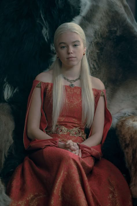 Game Of Thrones Outfits, George Rr Martin, Dragon Costume, Rhaenyra Targaryen, Game Of Thrones Art, House Of The Dragon, House Targaryen, Game Of Thrones Houses, Fantasias Halloween