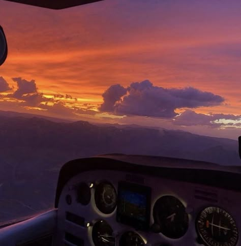 Sunset flight in a Cessna 172. Cessna 172 Aesthetic, Massachusetts Houses, Sunset Flight, Pilot Life, Future Pilot, Pilot Career, Eastern Airlines, Cessna 172, Pilot License