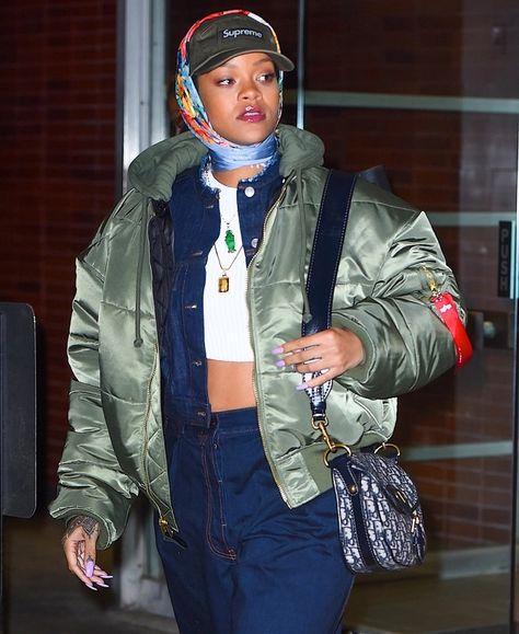 Baseball Cap And Scarf, Snapback Outfit, Tie A Scarf, Rihanna Outfits, Cap Outfit, Scarf Trends, Head Scarf Styles, Rihanna Style, Scarf Outfit