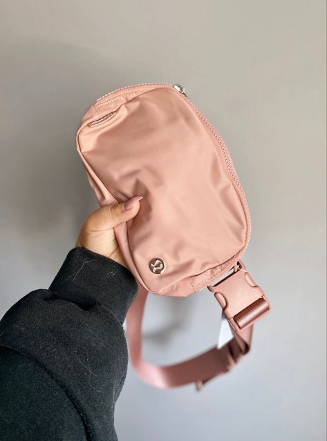 Pink Lulu Belt Bag, Lululemon Belt Bag Pink, Belt Bag Outfit Summer, Lululemon Products, Lululemon Favorites, Belt Bag Lululemon, Pink Belt Bag, Lulu Fits, Lulu Bag