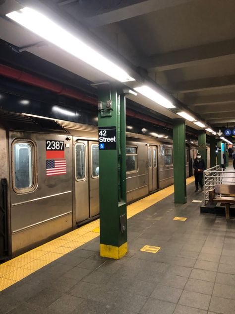 New York City Train, Nyc Metro Aesthetic, New York Metro Aesthetic, Underground Subway Aesthetic, Nyc Train Aesthetic, Bloxburg Subway, New York Bloxburg, Subway Train Aesthetic, Subway Station Aesthetic