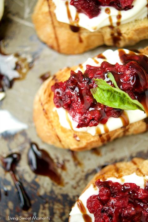 This delicious Roasted Raspberry Crostini recipe is made with balsamic vinegar, mascarpone cheese on top of a baguette. The perfect summer appetizer. Cheesy Bacon Dip, Crostini Recipe, Gluten Free Thanksgiving Recipes, Crostini Appetizers, Gluten Free Puff Pastry, Crostini Recipes, Peach Syrup, Nice Recipes, Raspberry Recipes