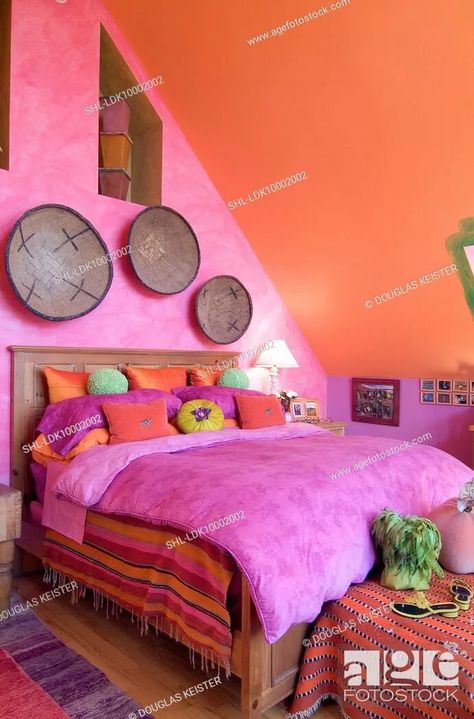 Pink And Orange Bedroom, Orange Bedrooms, Orange Bedroom Ideas, Orange Rooms, Classic Pictures, Orange Bedroom, Bedroom Upgrade, Modern Small House Design, Living Room Orange