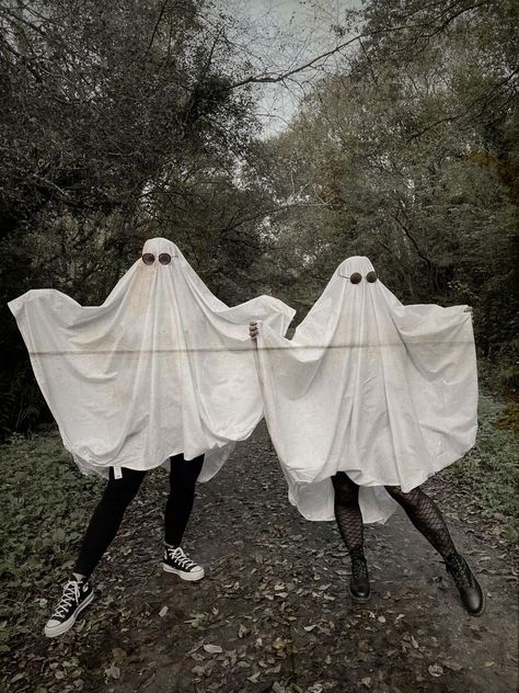 msmancey_ on Instagram: Ghouls just wanna have fun 👻🖤 • • #ghostchallenge #halloween #spookyseason #halloweencostume #ghost #ghoul #reels #reelsofinstagram… Ghost Family Photoshoot, Ghost Ghoul, Ghouls Just Wanna Have Fun, Ghost Family, Moon Journal, Halloween Custom, Family Costumes, Ghost Halloween, Family Photoshoot