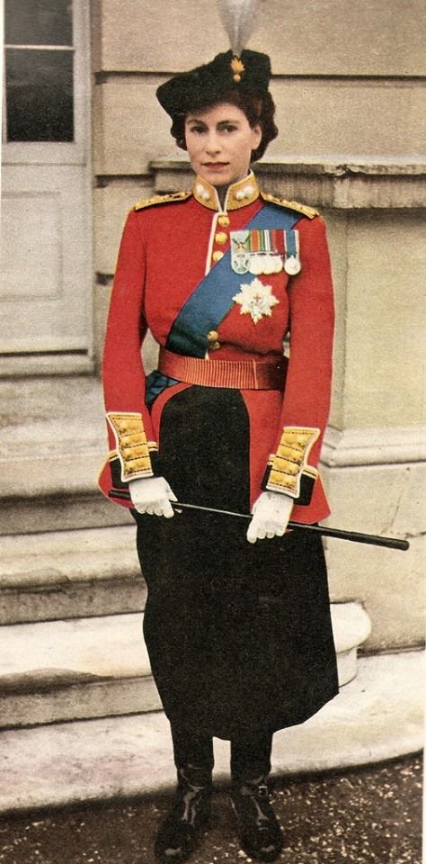 A young Queen Elizabeth II in the uniform of Colonel in Chief, The Grenadier Guards ready for Trooping the Colour... Young Queen Elizabeth, Rainha Elizabeth Ii, Reine Elizabeth Ii, Royal Family England, Reine Elizabeth, Elisabeth Ii, Princess Elizabeth, Isabel Ii, Queen Of England