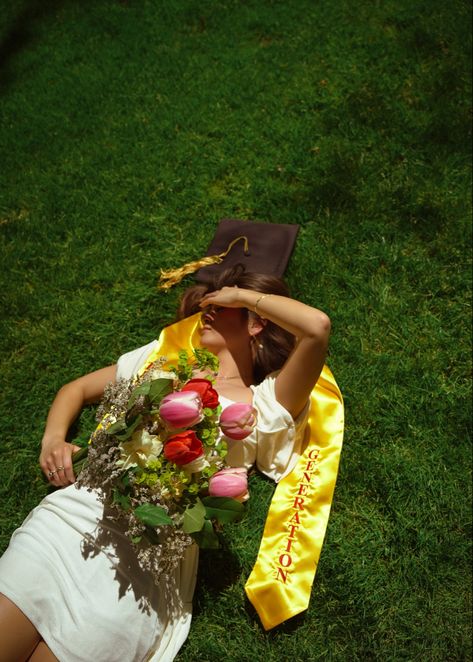 College Grad Pictures, Grad Picture Ideas, Graduation Pic Ideas, Nursing Graduation Pictures, Senior Photoshoot Poses, College Graduation Pictures Poses, College Graduation Photoshoot, Graduation Look, Grad Photography