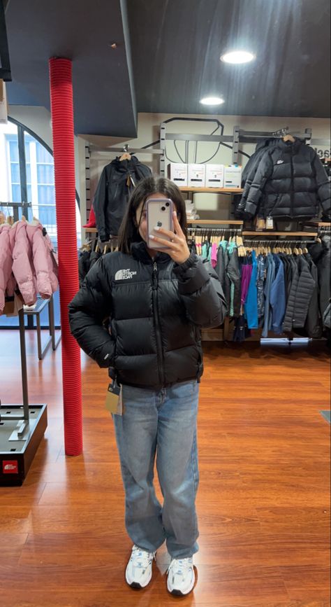 The North Face Puffer Jacket Women, North Face Women Jacket, Northface Jacket Outfits, Northface Jacket Outfit, North Face Puffer Jacket Woman, The Nord Face, Black Puffer Outfit, Winter Outfits Puffer Jacket, Puffer Jacket Outfit Winter Style