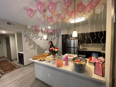 Airbnb Birthday Decor, Birthday Kitchen Decorations, Living Room Birthday Party Setup, Apartment Party Decorations, Birthday Apartment Decorations, Kitchen Birthday Decorations, Party In Apartment, Birthday House Decorations, Living Room Birthday Party Decor