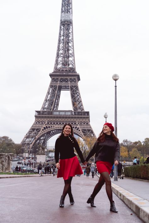 Paris Mom And Daughter, Mom And Daughter Traveling, Mom Daughter Travel, Mom And Daughter Travel, Mother Daughter Travel, Twin Poses, Paris Vibe, Paris Ideas, Paris Shooting