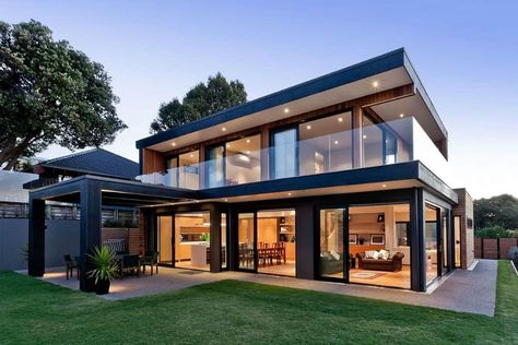 This modern New Zealand house in Auckland was renovated to open up to the breathtaking sea views and offer privacy façade-side. New Zealand House, Veranda Design, Home Designs Exterior, Best Modern House Design, New Zealand Houses, Paint Modern, Exterior Wall Design, Prefabricated Houses, Design Apartment