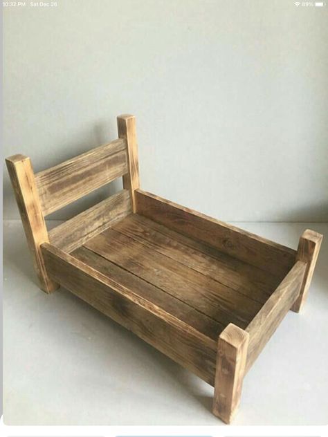 Pallet Dog Beds, Diy Newborn Photography, Diy Photography Props, Diy Pet Bed, Photo Props Diy, Housing Design, Diy Props, Diy Dog Bed, Doll Furniture Diy