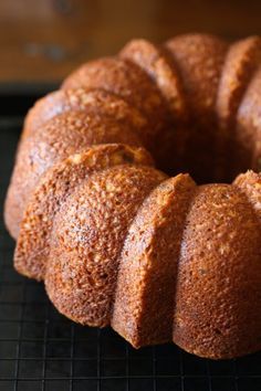 Banana Nut Pound Cake Recipe, Pecan Spice Cake, Banana Pound Cake, Cinnamon Roll Pound Cake, Cinnamon Cake Recipes, Banana Walnut Cake, Banana Cake Recipe Easy, Banana Bundt Cake, Easy Bundt Cake