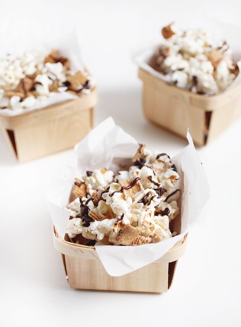 S'mores Popcorn Recipe - How to Make S'mores Popcorn Smores Popcorn, Smores Dessert Recipes, Popcorn Recipe, Popcorn Recipes, Bake Dessert, Snacks Für Party, S Mores, Favorite Desserts, Marshmallows